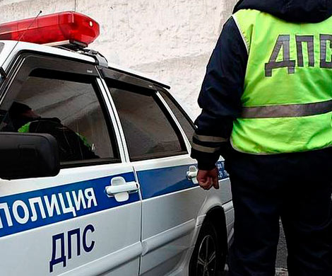 В Уфе попавшийся на взятке гаишник, угрожая оружием, угнал машину с водителем