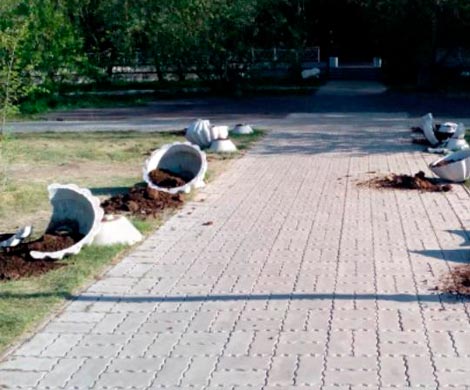 В Улан-Удэ вандалы разбили вазоны на Мемориале Победы