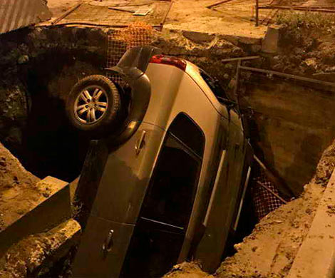 В Волгограде на Тулака автомобиль провалился в коммунальную яму