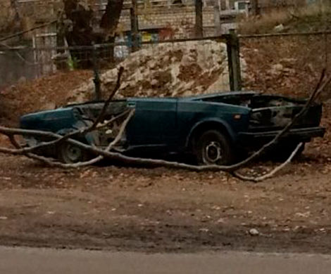 В Волгограде хулиганы за ночь превратили «Жигули» в кабриолет‍