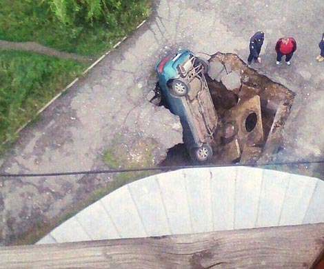 В Волгоградской области под асфальт провалилась «Мазда»