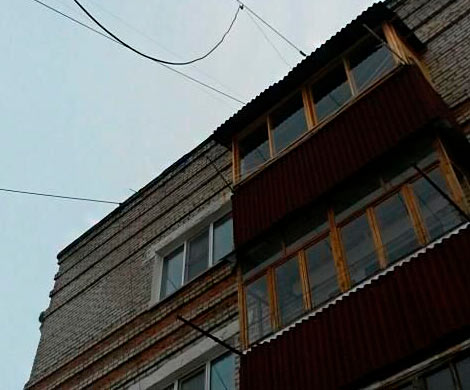 В Вольске мужчина сорвался с крыши 5-этажки