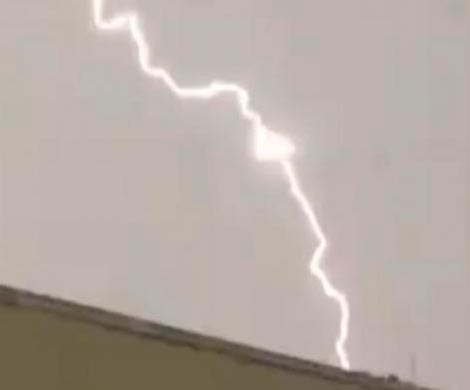В Хорватии сняли на видео треугольный НЛО, в который попала молния