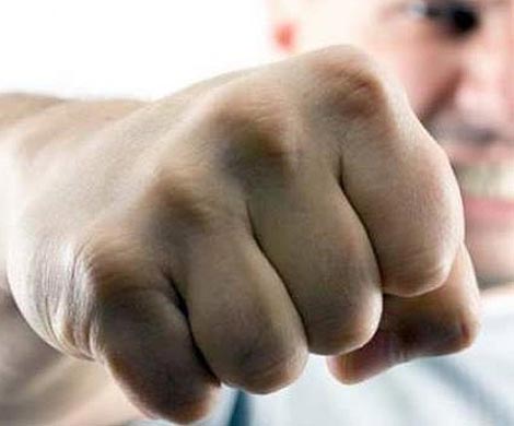 В Якутии педагог и депутат избил десятиклассника