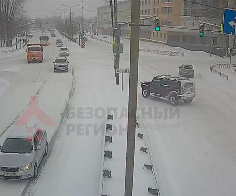 В Ярославле водитель на Хаммере снес дорожный знак