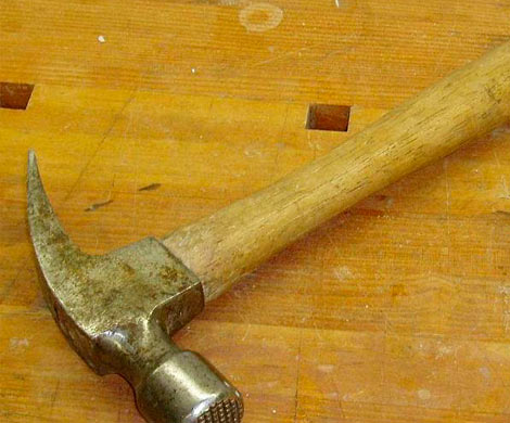 В Южном Бутово двое мужчин избили молотком курьера ради еды