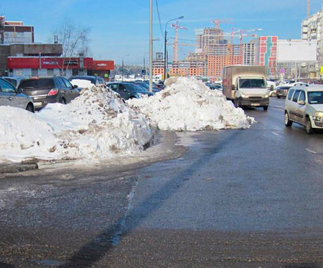 В Жуковском грязный снег с химреагентами сбрасывают прямо у жилого дома