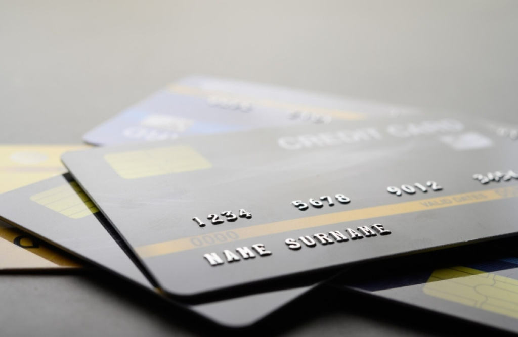 Владельцам Visa и Mastercard нужно срочно заменить карты