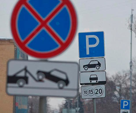 Власти Москвы пообещали не вводить платные парковки во дворах‍