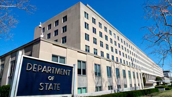 Внутренний опрос показал, что в Госдепе США широко распространены дискриминация и домогательство