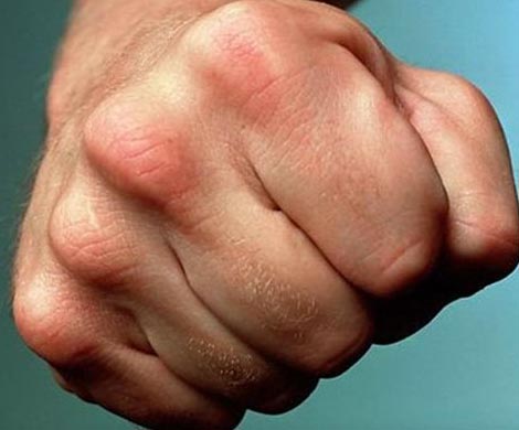 Во Всеволожске грабитель избил женщину бутылкой из-под шампанского