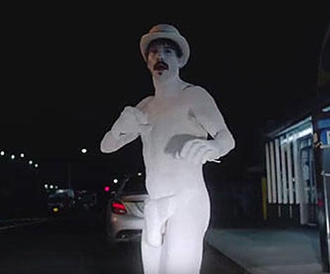 Вокалист RHCP оголился для нового клипа