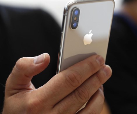 Все дело в кармане: исследователи назвали iPhone X опасным для женского здоровья