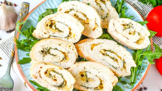 Худеем с удовольствием: куриные роллы с зеленью и сыром