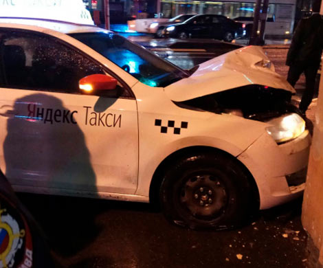 Яндекс Такси влетело в окно ресторана в Петроградском районе Петербурга