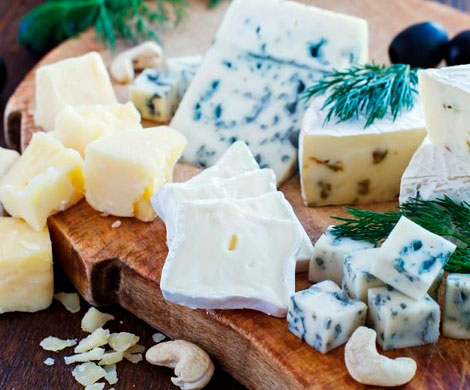 Эксперты рассказали, какие продукты с плесенью можно есть