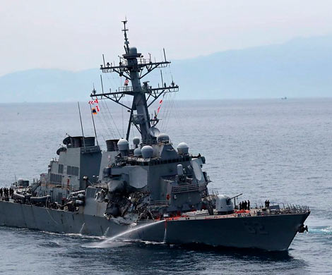 Эсминец ВМС США столкнулся с торговым судном