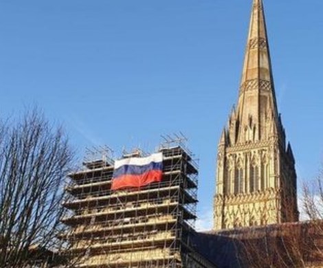 «Это провокация»: на соборе в Солсбери вывесили российский флаг