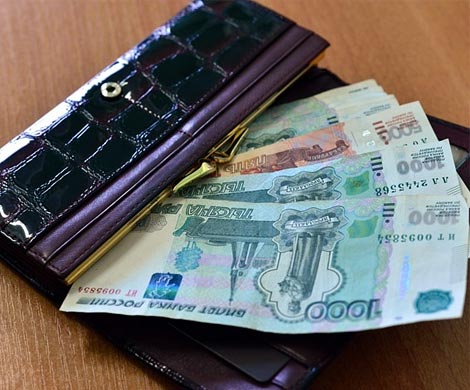  Зарплаты в России  не хватает на основные расходы