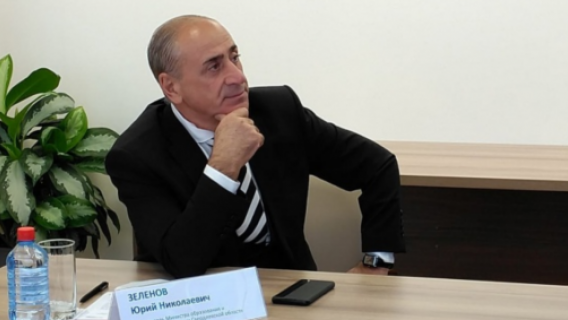 Заставлявший лайкать посты губернатора чиновник продолжил работать