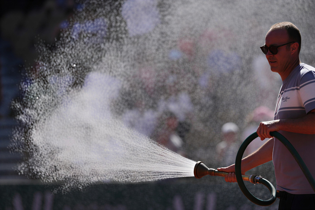 Жара на Roland Garros побила рекорды: теннисисты берут тайм-ауты, а болельщики просятся под шланги