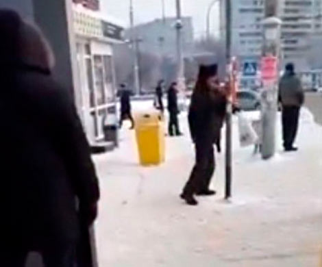 Житель Кемерова с носками на руках напал на дорожный знак