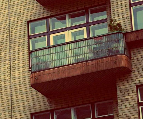 Житель Саратова застрял между балконами на 4 этаже, спасаясь бегством от разъяренных собутыльников
