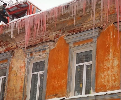 Жители Гатчины удивились кровавым сосулькам