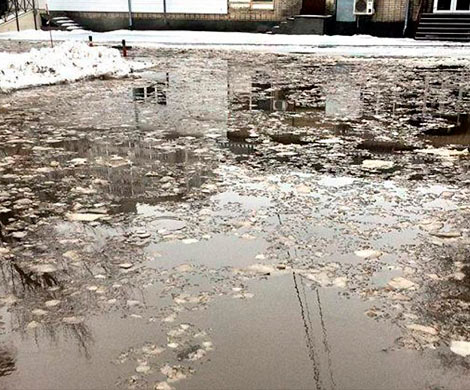 Жители Саратова не могут попасть в больницу из-за огромной лужи