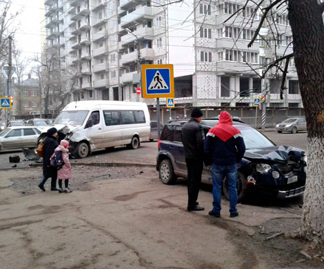 Жуткие кадры из Костромы: маршрутка протаранила кроссовер