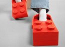 LEGO и Crocs создали обувь-конструктор. Как кубики стали модным заявлением