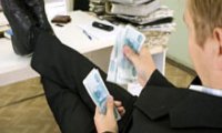 Чиновники тратят бюджет на себя