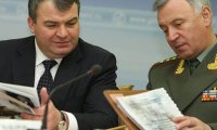 Сердюковская "военная реформа" пробила брешь в российском бюджете