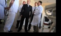 Путин подставил врачам плечо