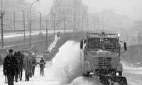 Москву накрывает снежным зарядом