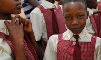Африканским школьницам предложили стипендию за девственность