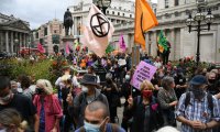 Активисты Extinction Rebellion заблокировали выход ряда британских газет