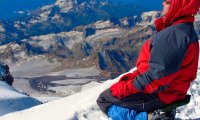 Альпинисту, упавшему в расщелину на Эльбрусе, удалось выбраться