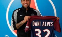 Алвес пытается убедить Санчеса перейти в "ПСЖ"