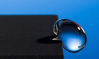 Американские ученые создали поверхность, от которой отскакивает вода 