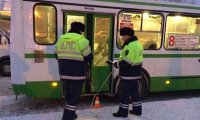 Автобус переехал поскользнувшуюся женщину в Новосибирске