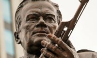 Автор памятника Калашникову ответил Макаревичу