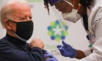 Байден в прямом эфире получил первую дозу вакцины от Covid-19