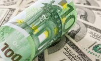 Банки скупают доллары и евро