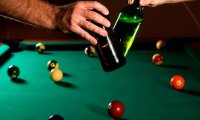 Бильярд и пиво – отличный способ справиться со старением