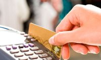 Более половины покупок россияне оплачивают картами