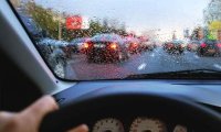 Большинство начинающих водителей испытывают проблемы с вождением во время непогоды