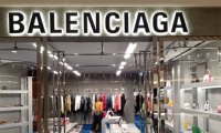 Бренд Balenciaga оказался в центре скандала из-за двух рекламных кампаний с участием детей 