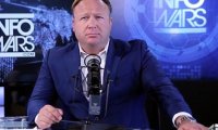 Чем Алекс Джонс «насолил» мировым СМИ?