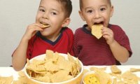 Чипсы назвали самой вредной едой для детей